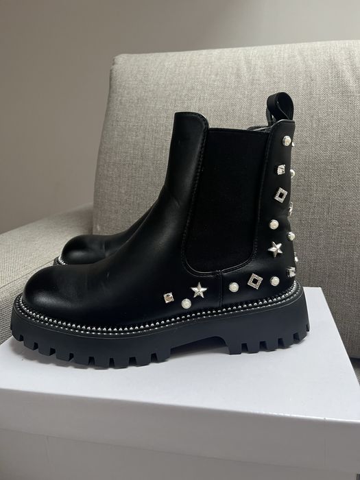 Botki na platformie ze srerbrnymi ozdobami czarne