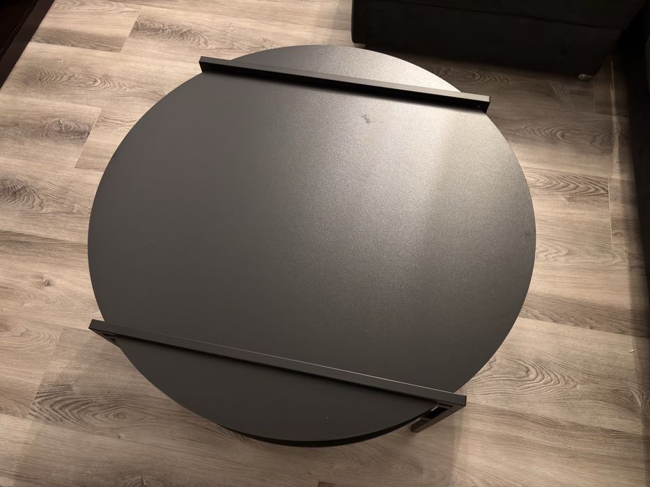Mesa de centro de cor preta.