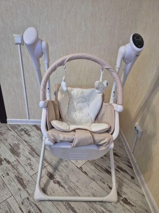 Заколисуючий центр+стілець для годування Carrello Triumph