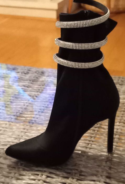 Botins super elegantes com brilhantes. FESTA!