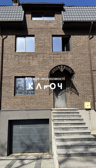 Продаж чудового таунхауса біля парку, перша лінія