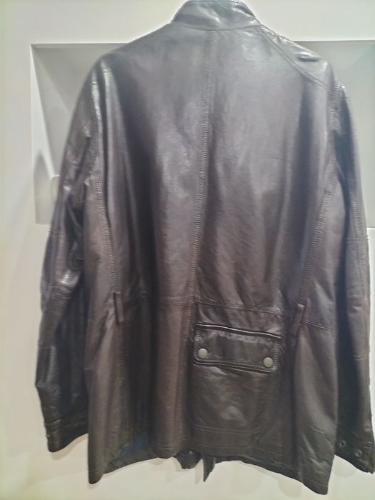 Casaco de homem em pele castanho.