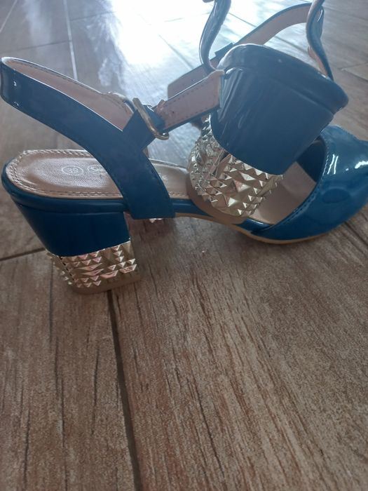 Sandalki na obcasie