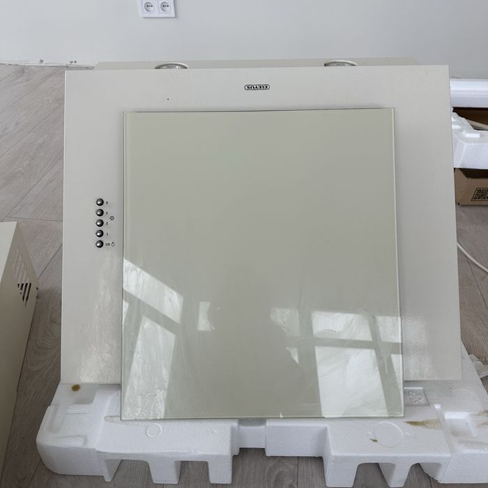 Вытяжка ELEYUS, продуктивность 750 куб., состояние новой