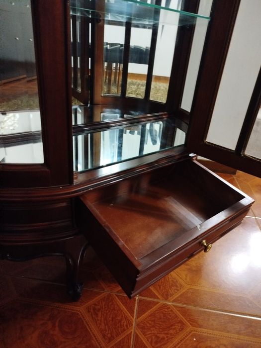 Cristaleira/ vitrine  clássica  em madeira