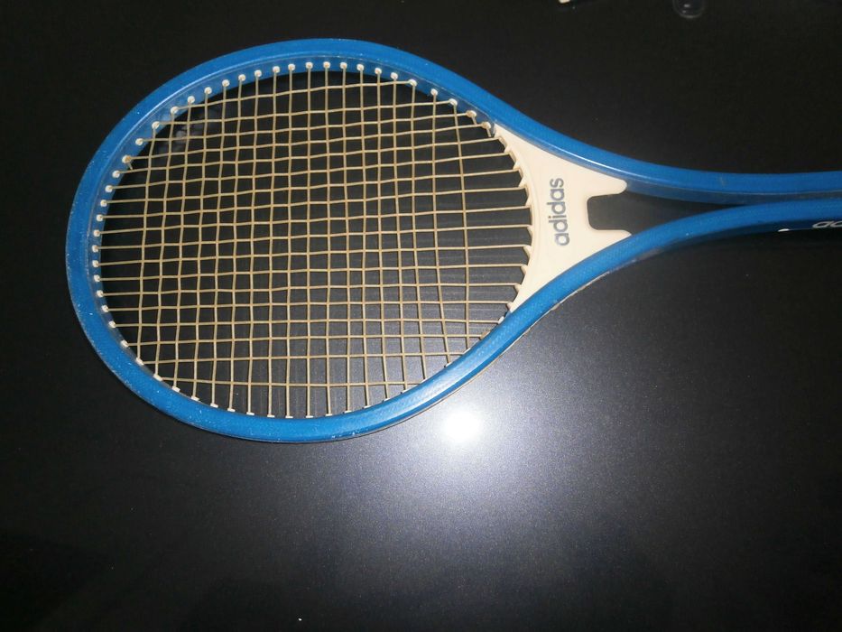 raquete da marca adiddas