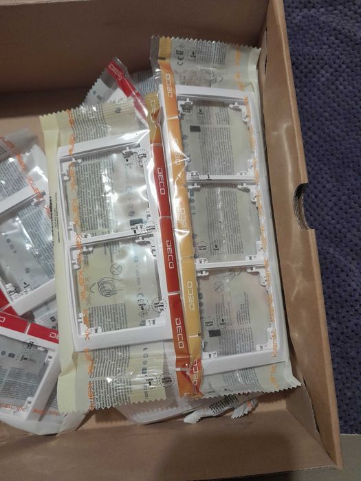 Gniazdo pojedyncze z uziemieniem 2P+Z, Biały Karlik Deco DGP-1zp+ramki