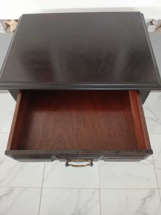 Mesa de mogno pe alto - vintage
