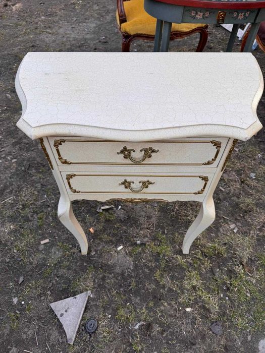 mała komoda - szafka nocna w stylu ludwikowskim (rokoko)