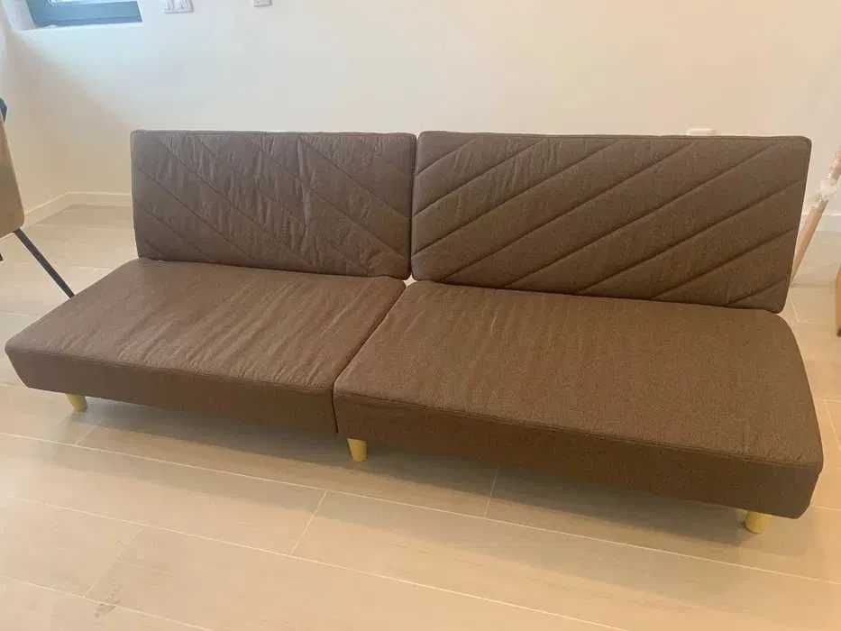 Sofá-cama castanho tecido com duas almofadas (2m x 1m)
