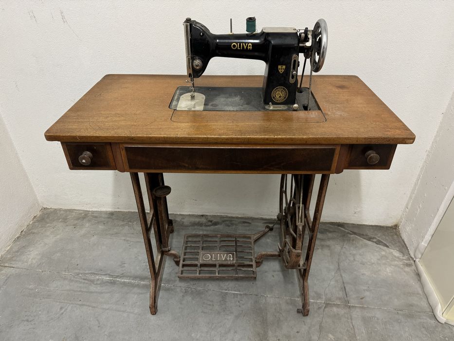 Máquina de costura modelo CL-45 da marca OLIVA com móvel