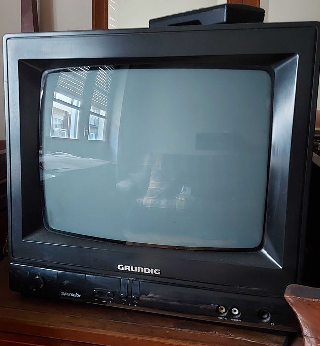 Televisão pequena antiga