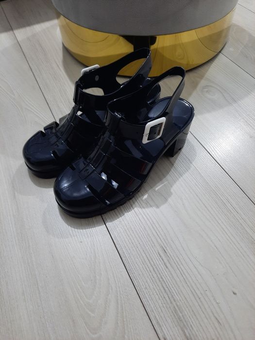 Sandały 37 czarne na obcasie z zakrytymi palcami