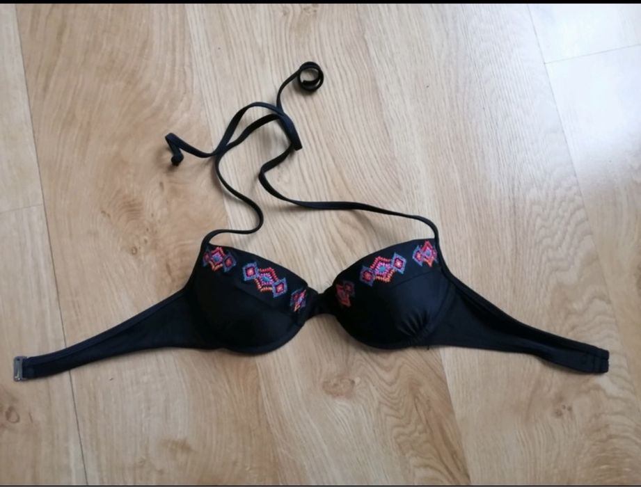 Czarna góra od bikini Hollister S