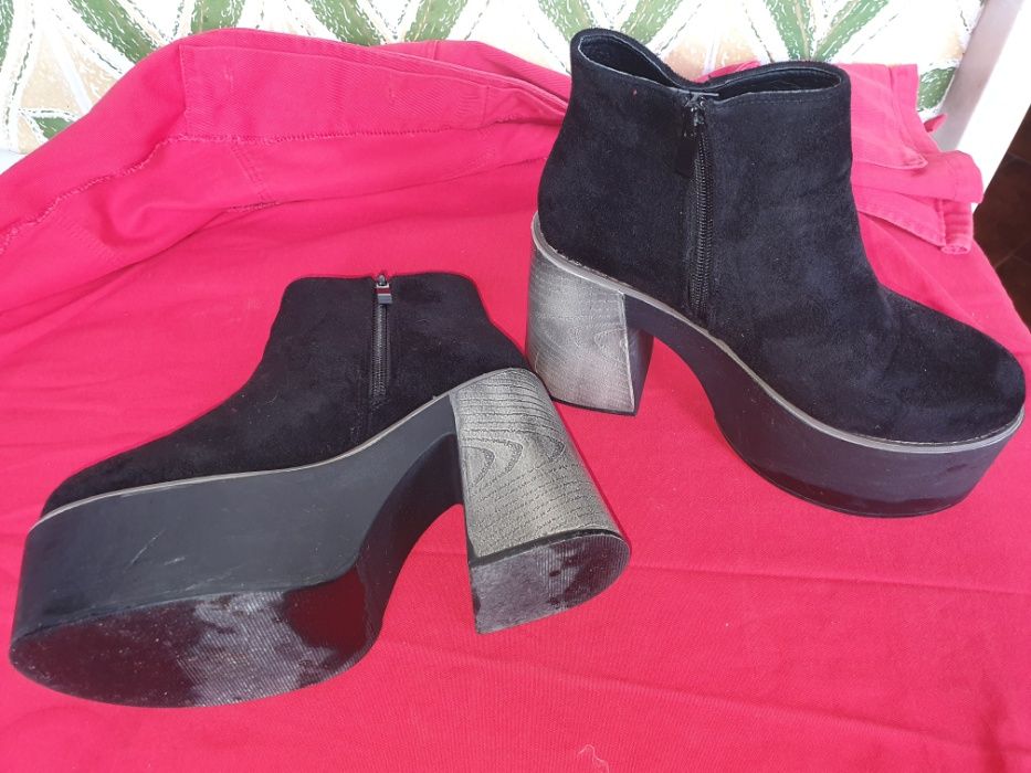 Botas com tacão alto