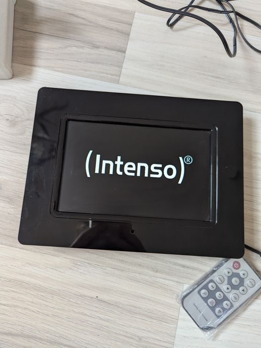 Цифрова фоторамка Intenso 7" з пультом та кабелем живлення