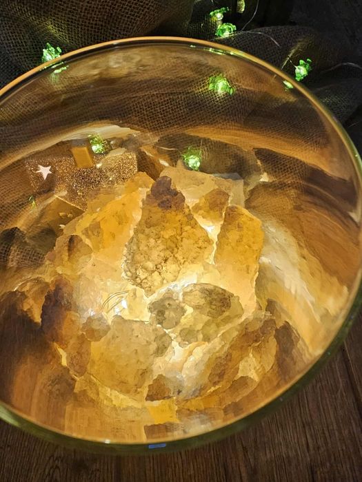 Szklana lampa  z kawałkami soli z Kłodawy