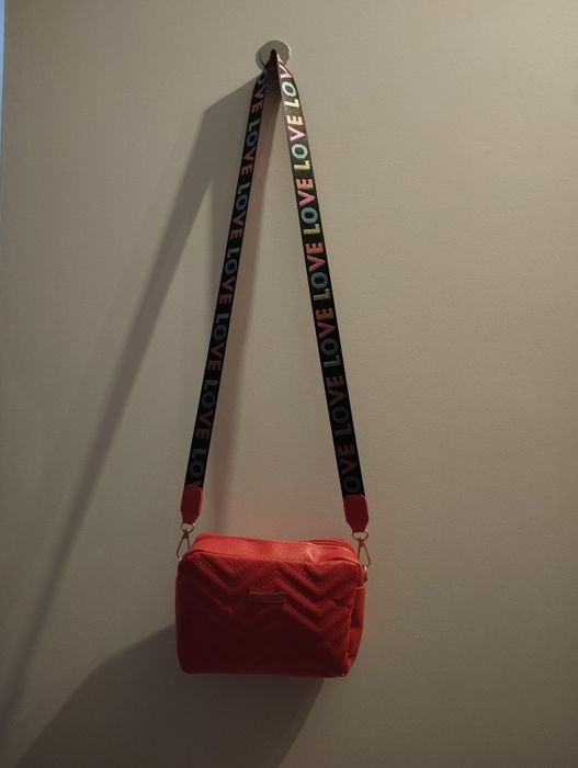 Nowa , czerwona torebka na ramię , pikowana