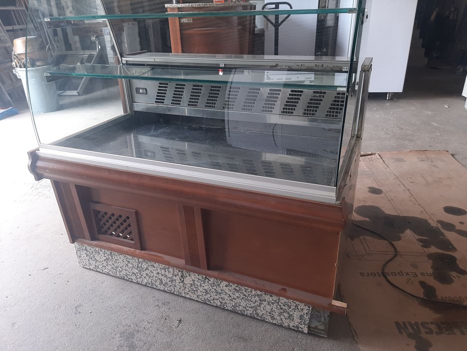 Vitrine refrigerada e balcao frio