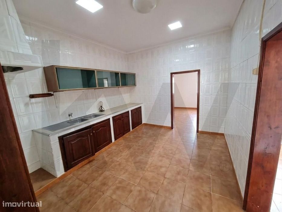 Moradia T3 + T1 Independente com Terreno em Rabo de Peixe!