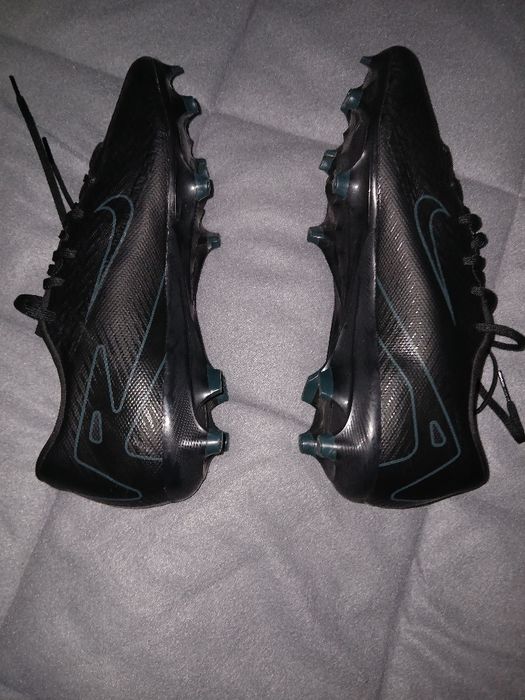 Vendo chuteiras de Nike tamanho 42 mais caneleiras