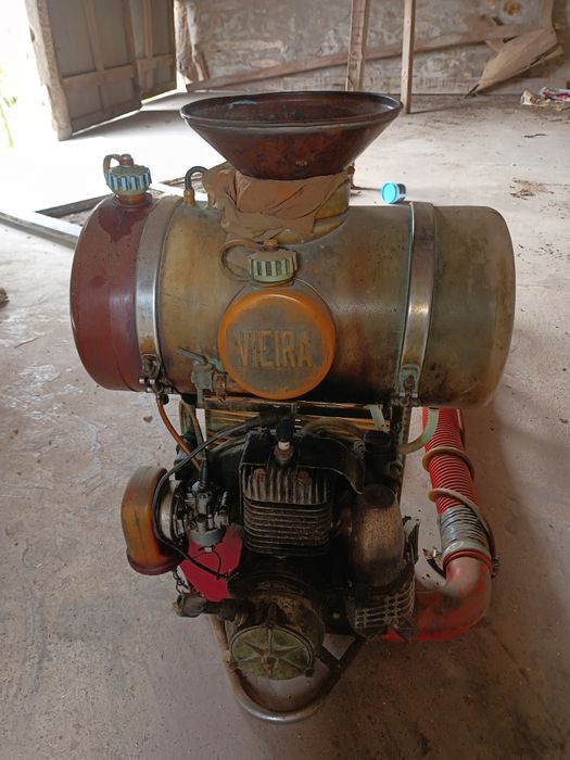 Motopulverizador de costas, marca Vieira, equipado com um motor a dois tempos marca Casal, a funcionar perfeitamente