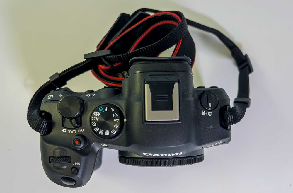 Canon EOS R6 Mk II com 1081 disparos - como nova
