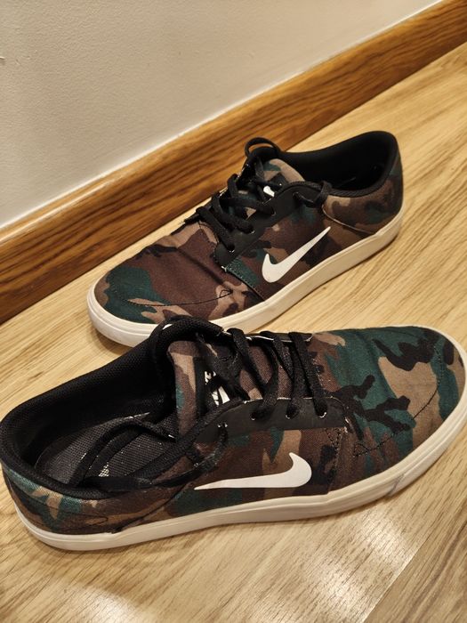 Ténis Nike padrão tropa
