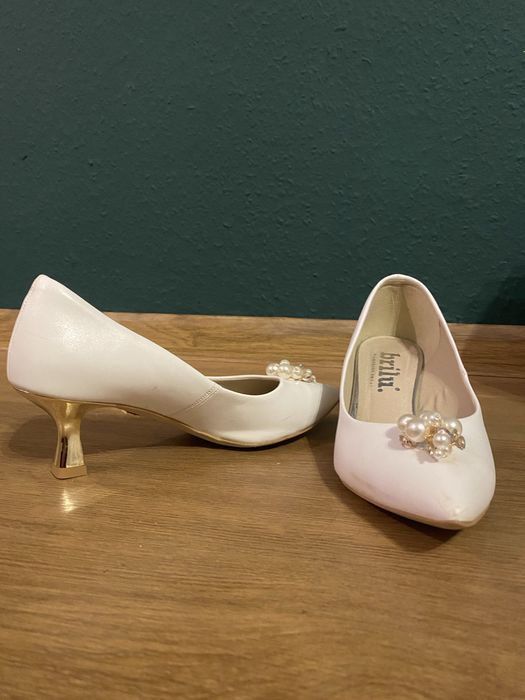 Buty ślubne ze zlotym obcasem.