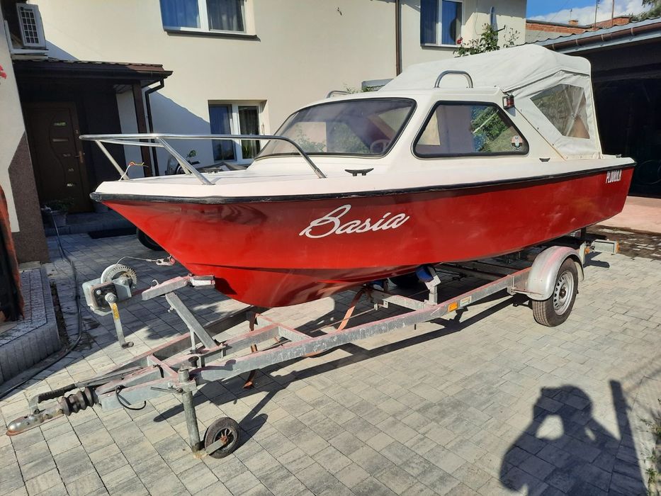 Łudź motorową z kabiną otwartą