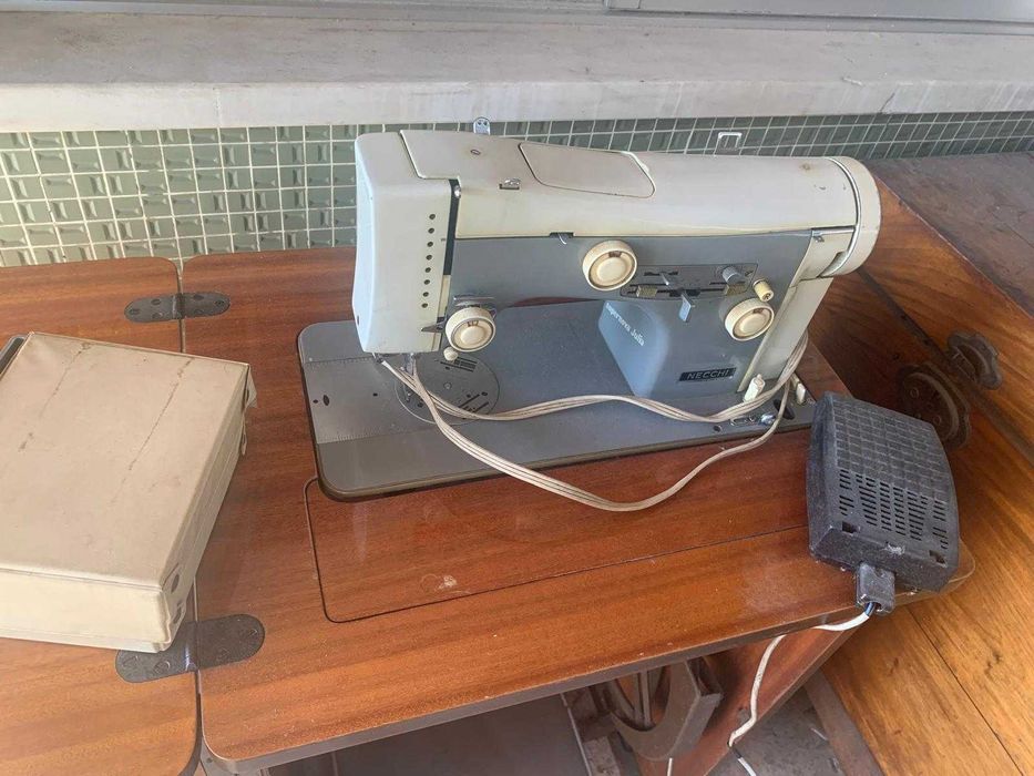 Máquina de costura Vintage Necchi supernova Júlia - a funcionar + movel