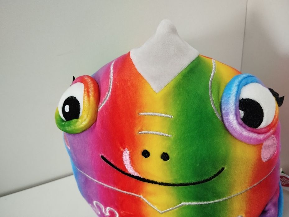Tęczowy kameleon maskotka jak squishmalows Red Nose Day
