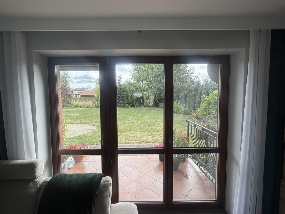 Okno drewniane 3 skrzydłowe z moskitierą na lewym skrzydle.