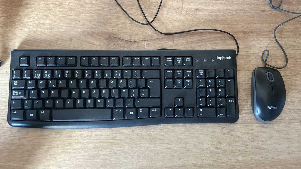 Conjunto Logitech MK120 (teclado + rato USB)