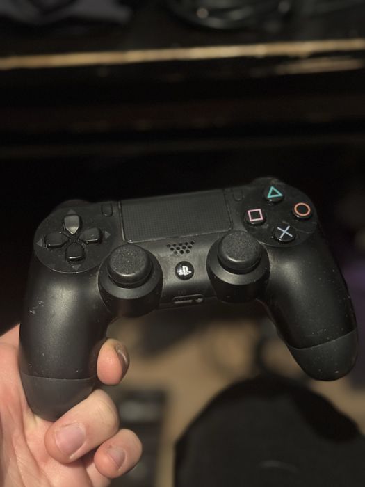 PlayStation 4 512 GB + 2 pady DualShock ze stacja ładującą