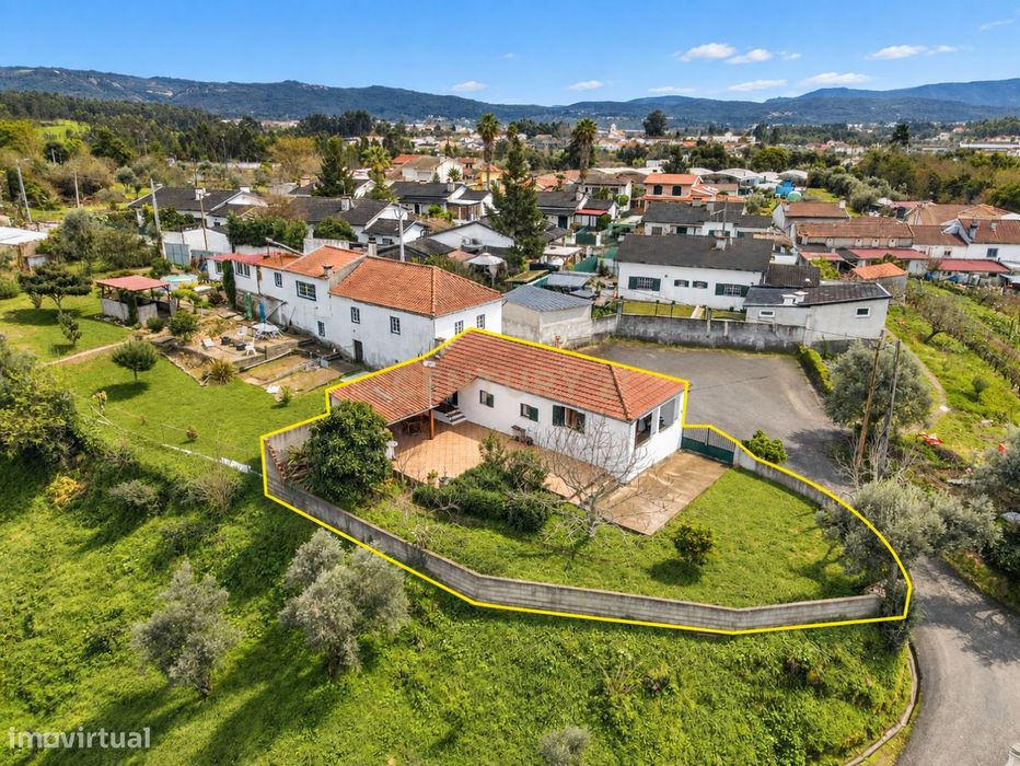 Moradia T2, com espaço exterior e terreno em Vila Nova de Poiares
