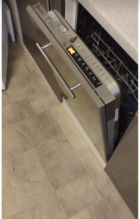 Встраиваемая посудомоечная машина Electrolux ESL94585RO (45 см) / AirDry