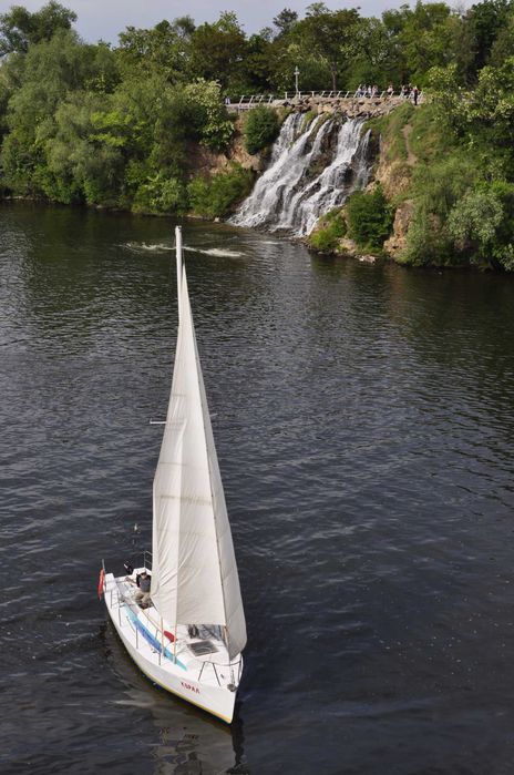 Яхта парусно-моторная