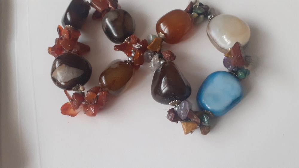 Pulseiras de pedras lindascom varios tons predominante  castanho