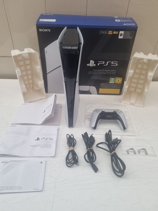Ps5 slim Digital 1Tb  - Aceito Ps4 slim com jogos físicos como parte do pagamento  mais 325€ de Acerto monetário da parte do comprador!!