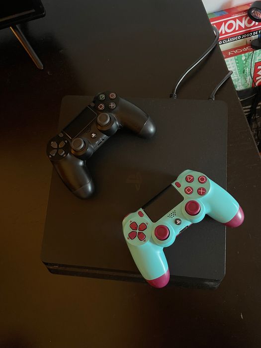 PS4 Slim 500GB + 2 Comandos (1 edição especial Berry Blue) - Muito bem cuidada