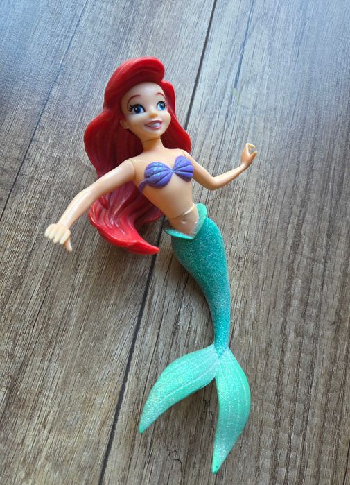 Figurka Ariel z brokatową ruchomą płetwą / Disney