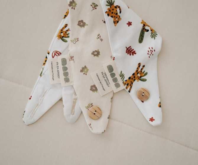 Babete triângulo em algodão orgânico – padrão flores