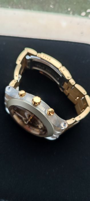 Relógio swatch dourado