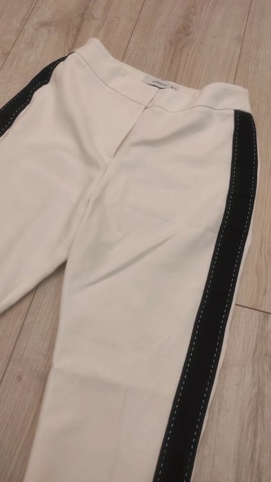 Białe spodnie w kant z lampasem, Reserved, r. 34/XS