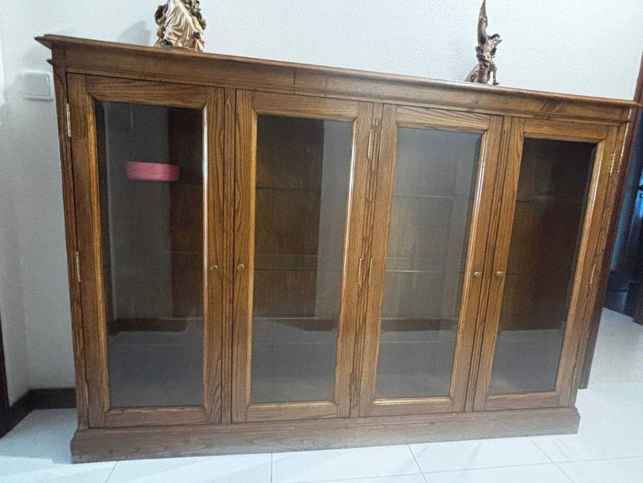 Móvel Vitrine em Madeira com Portas em Vidro