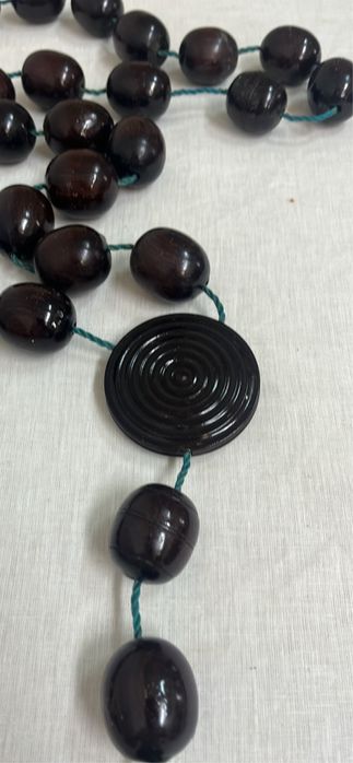 Terço em madeira de grandes dimensões.