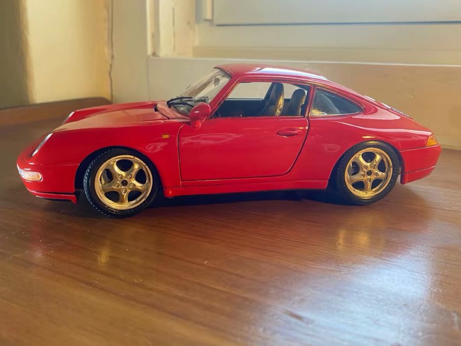 Carro miniatura do Porsche 911 Carrera vermelho - Bburago - Escala 1/18