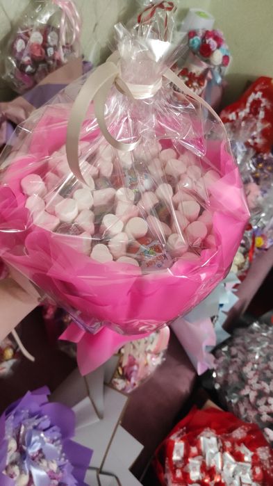 Подарунки, солодкі подарунки.