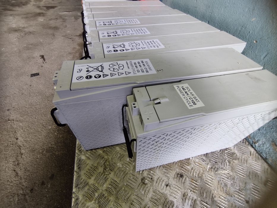 Baterias solares em AGM 140  AMPERES